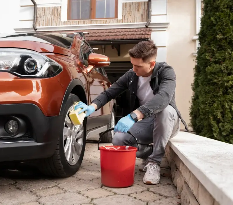 Lavage auto à domicile Roche-la-Molière : professionnel intervenant sur un véhicule